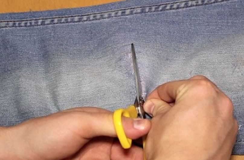How to Make Jeans With Holes - Cut the hole with scissors How to Make Jeans With Holes - Cut the hole with scissors